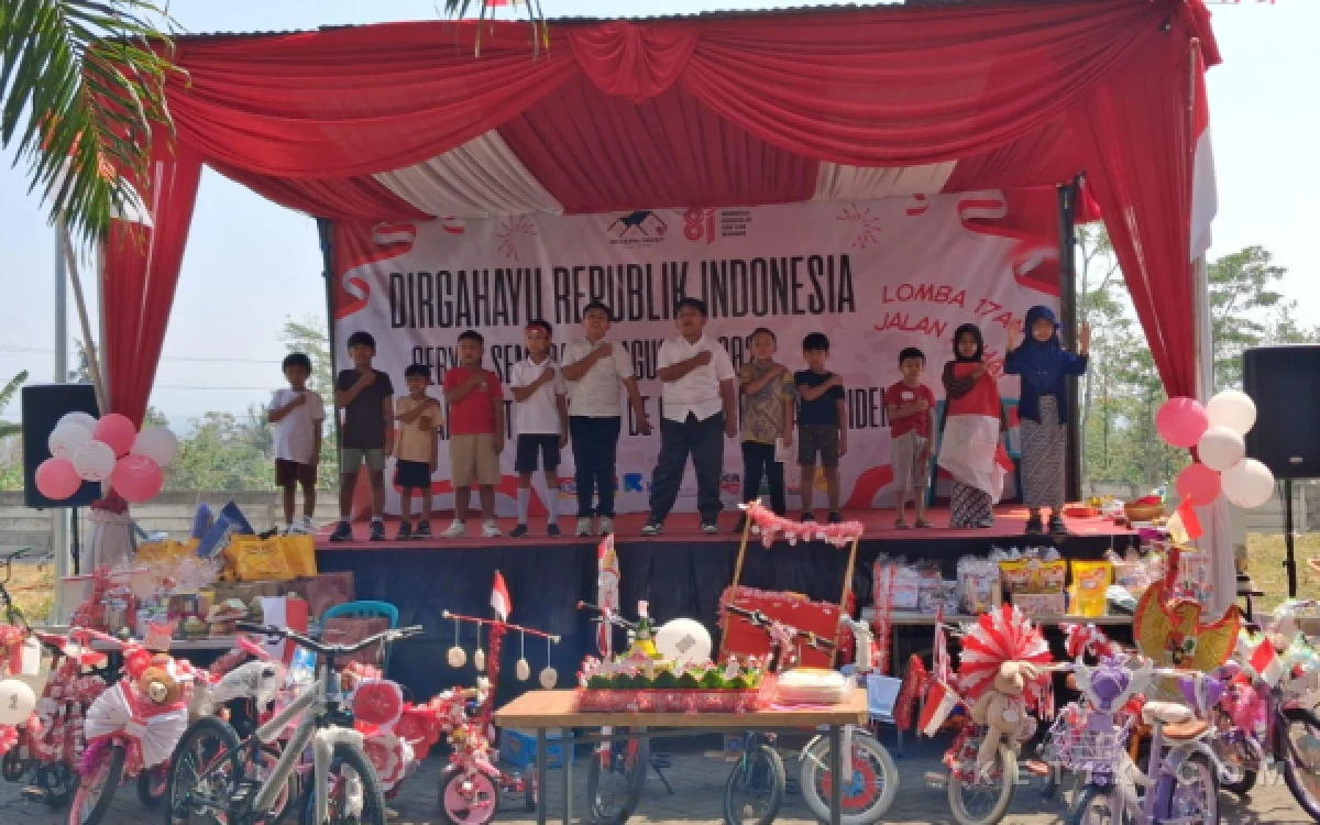 Thumbnail Berita - Kemeriahan HUT ke-81 RI di de Cassablanca Cemorokandang Malang, Warga Kompak Jaga Tradisi Guyub Rukun
