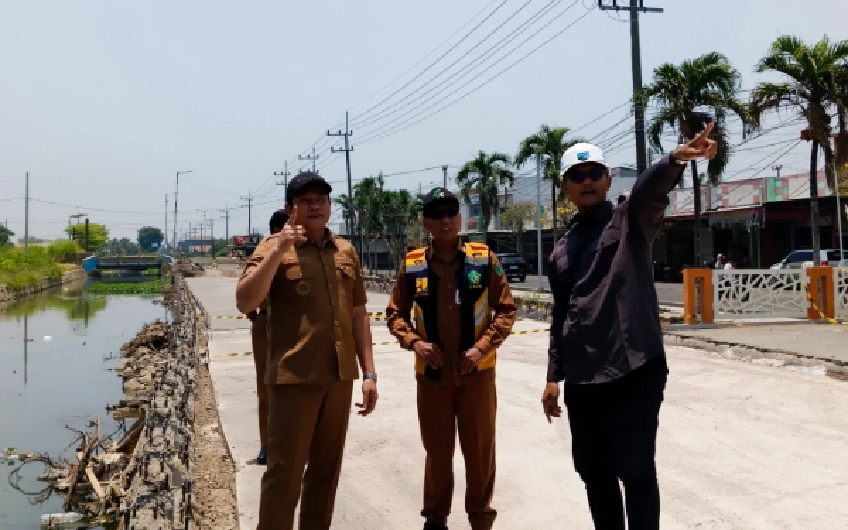 Thumbnail Berita - Disidak Bupati Subandi, Pembetonan Jalan di Krian SidoarjoSegera Dimulai
