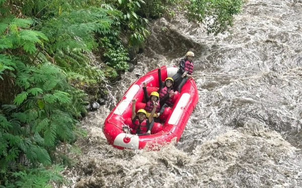 Thumbnail Berita - 3 Wisata Rafting di Malang yang Jadi Magnet Anak Muda, Uji Adrenalin di Jalur Tertinggi Indonesia!