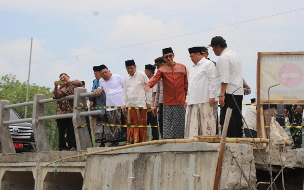 Thumbnail Berita - Bupati Jombang Warsubi Cek Jalan Ambles di Asemgede Ngusikan, Pastikan Segera Diperbaiki