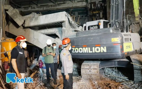 Thumbnail Berita - Korban Ambruknya Musala Al Khoziny 26 Orang, Bupati Subandi Berharap Tak Sebanyak Daftar Tim SAR