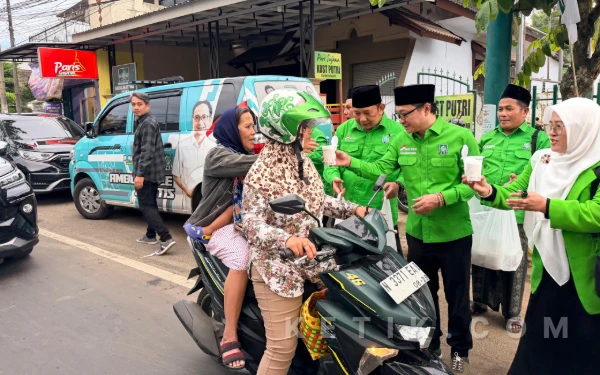 Thumbnail Berita - Ramadan Berbagi, Sekjen PKB Turun ke Jalan Bagikan Takjil di Malang