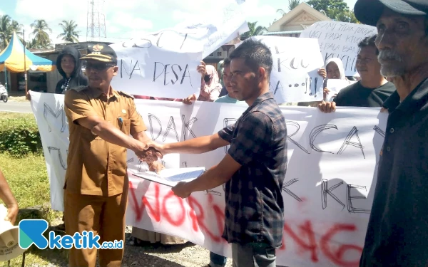 Thumbnail Berita - Didemo dan Tuntut Pecat, Kades Kepala Bandar Abdya Bantah Tuduhan Warga