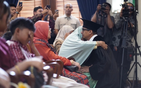 Thumbnail Berita - Pengukuhan Zainal Arifin Mochtar sebagai Profesor Hukum UGM: Tangis Haru dan Janji yang Akhirnya Terbayar