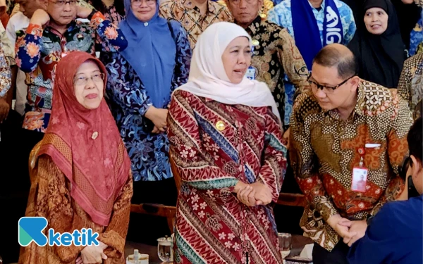 Thumbnail Detik-Detik Khofifah Menangis di Podium Hari Guru! Tersedu Sebut Nama Guru SD dan SMA, Minta Kadisdik Lanjutkan Sambutan