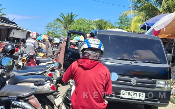 Parkiran Pasar Labuha Belum Rapi, Jalan Terpantau Menyempit
