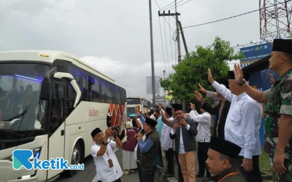 Thumbnail Secara Bertahap, Bupati Malang Berangkatkan 1.371 Jemaah Calon Haji