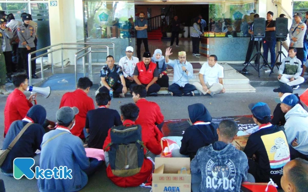 Thumbnail Berita - Geruduk Kantor DPRD Sidoarjo, GMNI Deadline 1 Bulan Tangani Kasus Balita Meninggal