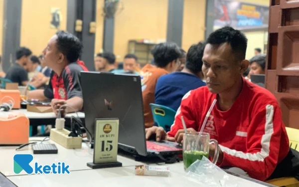 Thumbnail Berita - Abdya Gelap, Warung Kopi Jadi Tempat Favorit untuk Nongkrong dan Ngecas