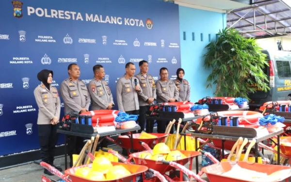 Thumbnail Berita - Perkuat Mitigasi Bencana, Polresta Malang Kota Distribusikan Bantuan Peralatan Untuk Polsek Jajaran