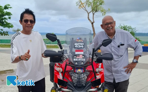 Thumbnail Ekspedisi Khatulistiwa Malaysia Singgahi Guruapin, Zamri Serahkan Plakat ke Pemkab Halmahera Selatan