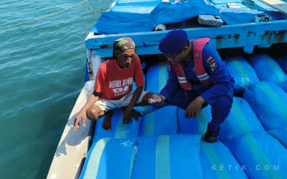 Thumbnail Berita - Cegah Penyelundupan BBM hingga Narkoba, Satpolairud Polres Situbondo Gencar Lakukan Patroli di Pelabuhan Tradisional