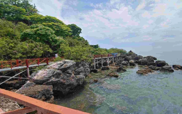 Thumbnail Berita - Pantai Jumiang Pamekasan, Menyusuri Kisah Buju’ Adirasa di Selatan Madura
