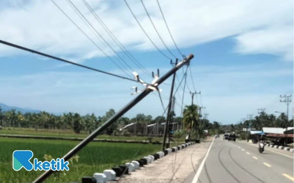 Thumbnail Berita - Tiang Listrik di Kuala Batee Abdya Nyaris Roboh, Warga Khawatir Jadi Ancaman Nyawa