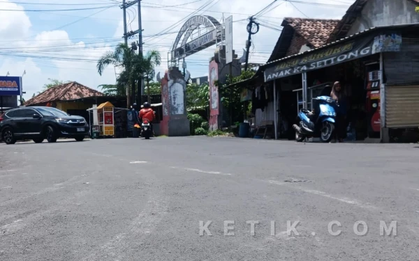 Thumbnail Berita - Bupati Subandi Perintahkan Pengaspalan Ulang Jalan Rusak sambil Menunggu Betonisasi