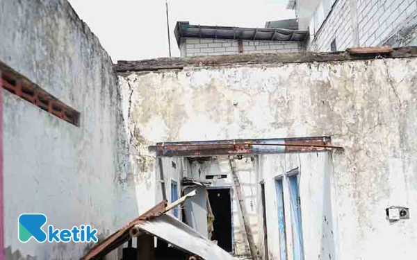 Thumbnail Bupati Subandi Bantu Upayakan Rehab Dua Rumah Warga Miskin di Prambon