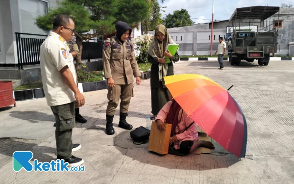 Thumbnail Berita - Satu Keluarga Asal Aceh Besar Jadi Pengemis, Diciduk Satpol PP di Aceh Jaya