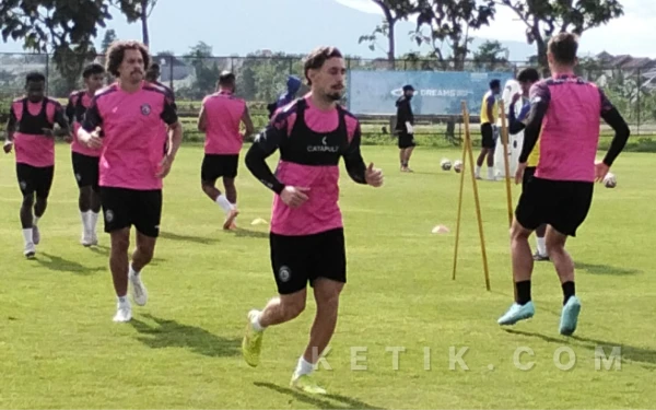 Thumbnail Melawat ke Kandang Dewa United, Arema FC Boyong Dua Pemain Asing Anyar Mereka