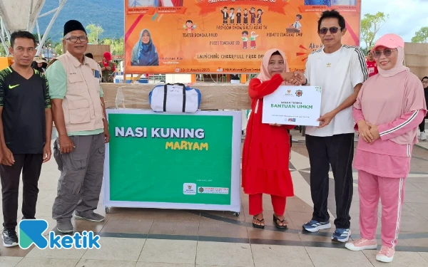Thumbnail Wabup Halsel Helmi Umar Muchsin Serahkan Bantuan Baznas di Tengah Car Free Day