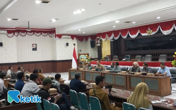 Thumbnail Berita - DPRD Situbondo Soroti Mandeknya Pembayaran Gula Petani, RDP Soroti Masalah Peredaran Rafinasi