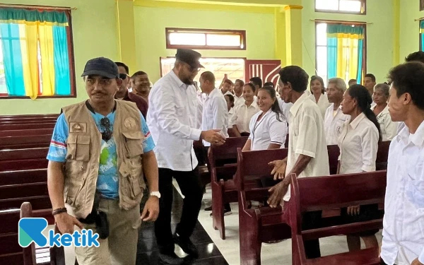 Thumbnail Dukcapil Halsel Gelar Nikah Massal, Bupati Bassam Serahkan Akta Resmi Pasangan