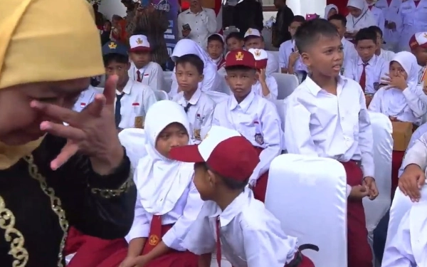 Thumbnail Momentum Ini Buat Khofifah Menangis Saat Peringati Hardiknas 2025