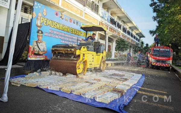 Thumbnail Berita - Ratusan Liter Ciu-Vodka Hasil Operasi Pekat Semeru 2026 Digilas di Pendopo Pacitan