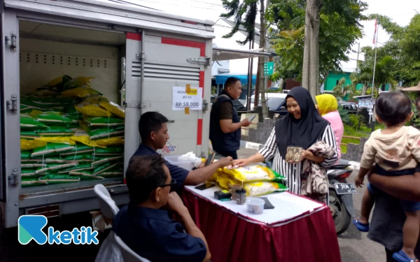 Thumbnail Warga Borong Beras SPHP di Pasar Murah Pujon yang Digelar Disperindag Kabupaten Malang