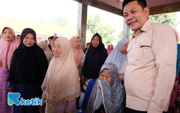 Thumbnail Berita - Bupati Sidoarjo Subandi Pastikan Bantuan Beras Kualitas Premium, Warga: Terima Kasih Pak Presiden, Pak Bupati