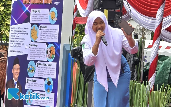 Thumbnail Bikin Pangling! Niken Salindry Tanpa Make Up dan Berseragam SMA Tampil di Hardiknas