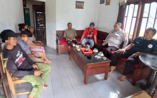 Thumbnail Anak di Kabupaten Malang Telepon 110 Adukan Ibu yang Memukulnya, Polisi Beri Nasihat