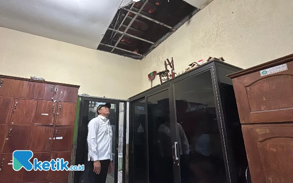 Thumbnail Atap SMPN 3 Porong Ambrol, Bupati Sidoarjo Subandi Siapkan Perbaikan