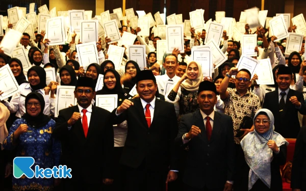 Thumbnail Berita - Serahkan SK 324 PPPK, Bupati Sidoarjo Subandi: Jadilah Pelayan Publik yang Terbaik!