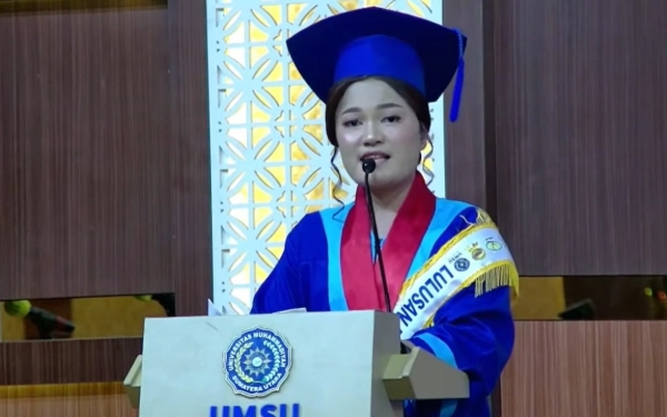 Thumbnail Berita - Kisah Haru Laura, Wisudawan Kristen di Kampus Muhammadiyah