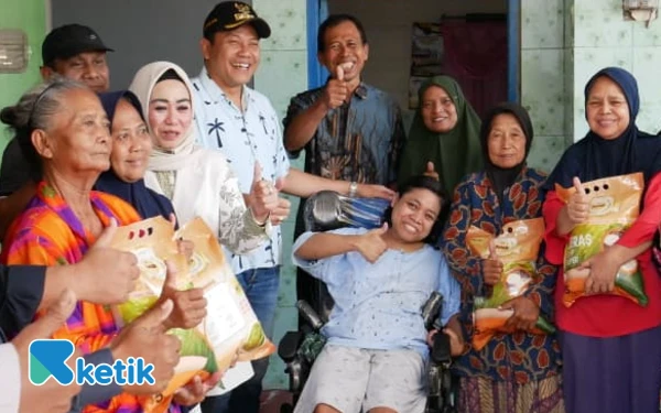 Thumbnail Berita - Tiga Warga Disabilitas Gembira, Bupati Sidoarjo Subandi Bantu Kursi Roda