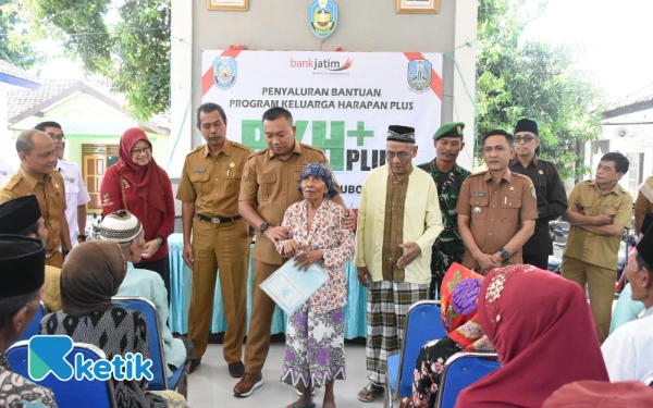 Thumbnail Berita - Bupati Mas Rio Salurkan PKH Plus ke 73 Lansia di Mangaran Situbondo, Ini Harapannya