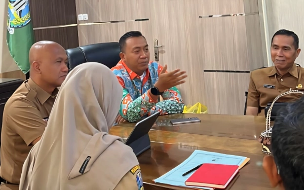 Thumbnail Berita - Minta Normalisasi Kali Jumain, Bupati Situbondo Kunjungi Dinas PU SDA Jatim