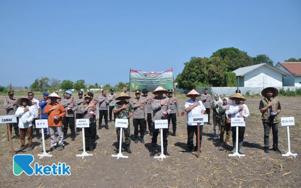 Thumbnail Berita - Polres Situbondo dan Dinas Pertanian Tanam Jagung Serentak, Dorong Ketahanan Pangan Daerah