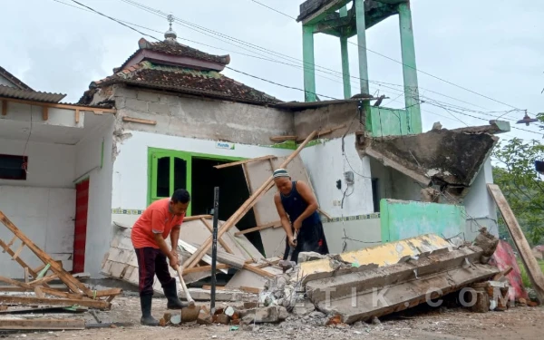Thumbnail Berita - Gempa Megatrust di Pacitan Telan Satu Korban Jiwa, Belasan Bangunan Dilaporkan Rusak