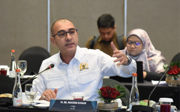 Thumbnail Berita - Nasim Khan Usulkan Gerbong Khusus Merokok di Kereta Api Jarak Jauh