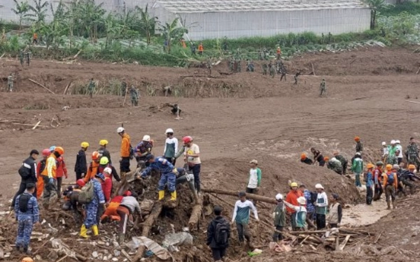 Thumbnail Berita - Tragedi Longsor Cisarua, KSAL: 23 Prajurit Marinir Tertimbun Longsor saat Latihan