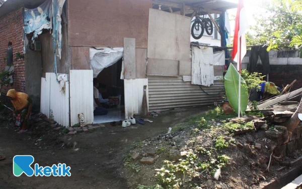 Thumbnail Berita - Anggota DPRD Sidoarjo Dhamroni Chudlori Sambang Rakyat, Upayakan Bantu Rumah Tidak Layak Huni