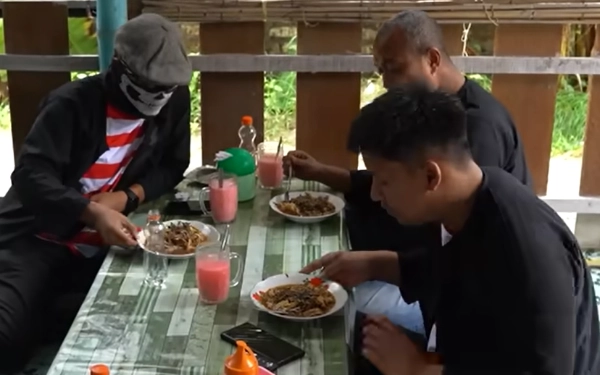 Thumbnail Berita - Campor Lorjuk Bu Iis di Pamekasan, Warung Sederhana yang Jadi Jujugan Para Pesohor