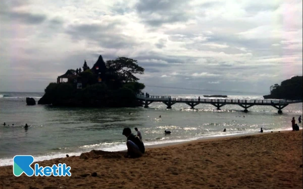 Thumbnail Pantai Balekambang Sepi, Kunjungan Wisatawan Anjlok 80 Persen saat Libur Natal