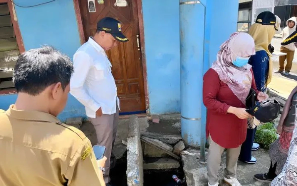 Thumbnail Dikeluhkkan Warga, Komisi B DPRD Lumajang Sidak Drainase di Senduro