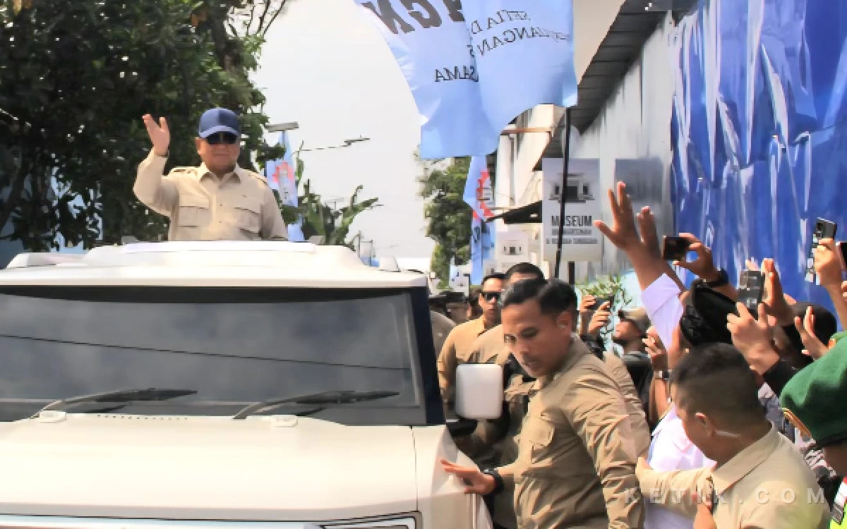 Thumbnail Berita - Sapa Warga dari Atas Mobil Kepresidenan, Kunjungi Museum Marsinah di Nganjuk