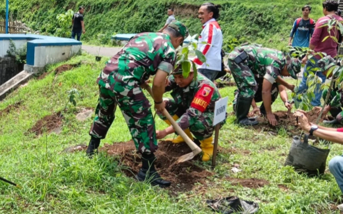 Thumbnail Berita - TMMD Ke-128 Kodim 0820 Probolinggo Tanam 200 Bibit Pohon di Bantaran Sungai Dam 8 Desa Brabe