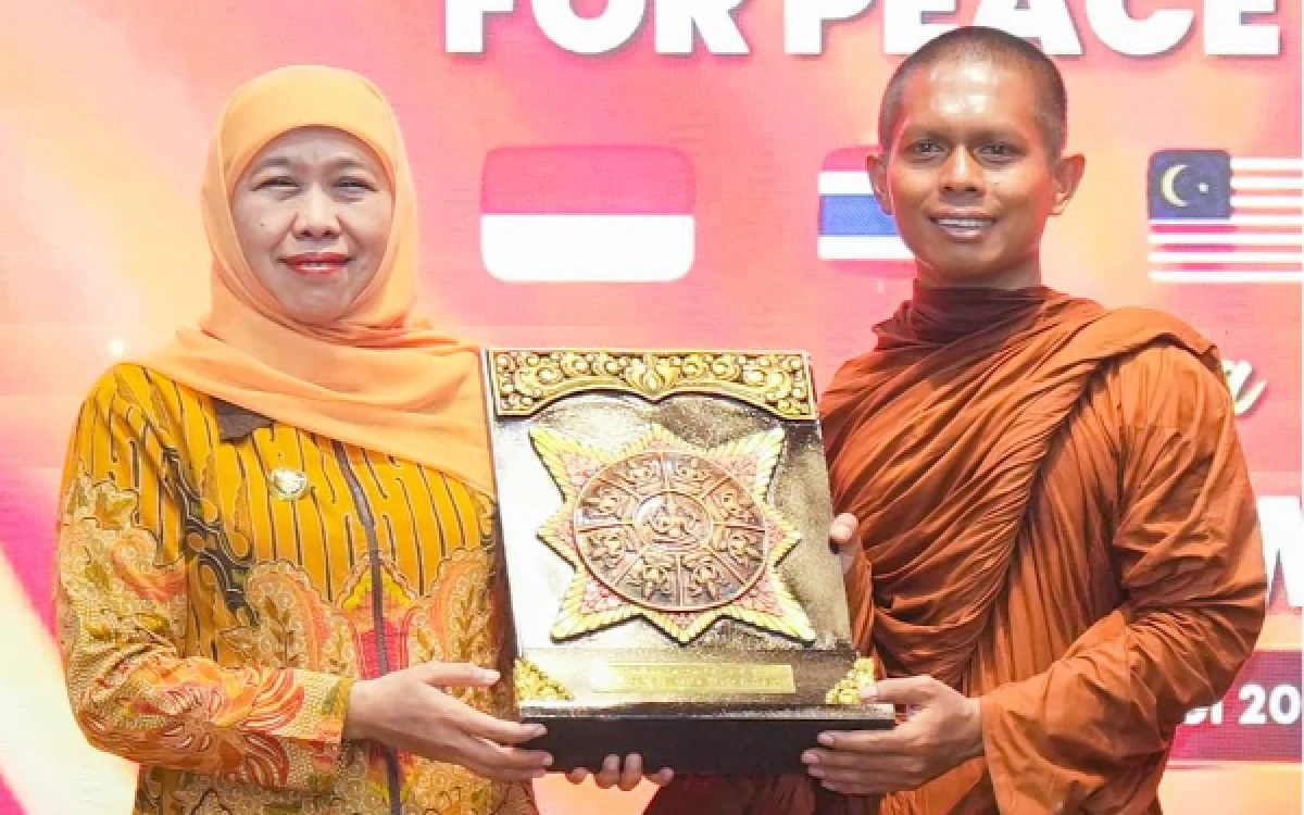 Thumbnail Berita - Gubernur Khofifah Sambut Rombongan Bhikkhu Lintas Negara di Grahadi! Penguat Toleransi dan Harmoni Antarumat untuk Perdamaian Dunia