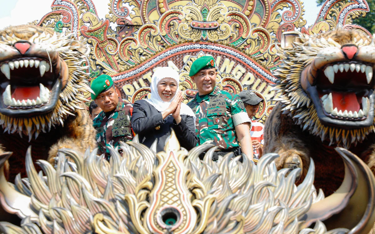 Thumbnail Berita - Gubernur Khofifah Bersama Pangdam V/Brawijaya Lepas Karnaval di Bangkalan, Jadi Momentum  Perekat Persatuan dan Pelestarian Budaya Lokal