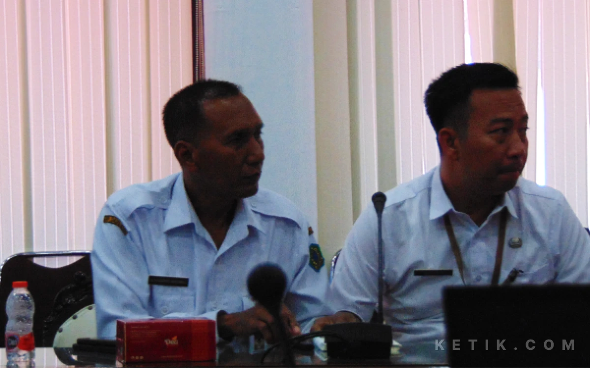 Foto Kepala Dinas PU Bina Marga dan Sumber Daya Air (BM SDA) Mahmud bersama kepala bidangnya menanggapi berbagai arahan dari Bupati Subandi. (Foto: Fathur Roziq/Ketik.com)